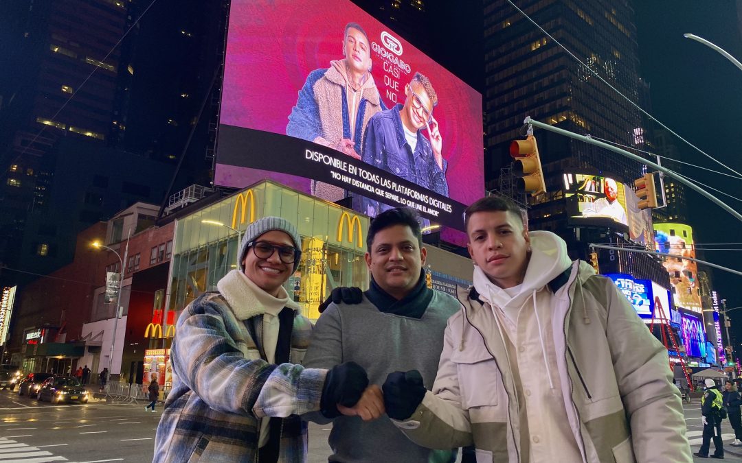 New York reconoce el éxito de Gio y Gabo con un Billboard en Times Square durante el estreno del acústico de Casi que No.